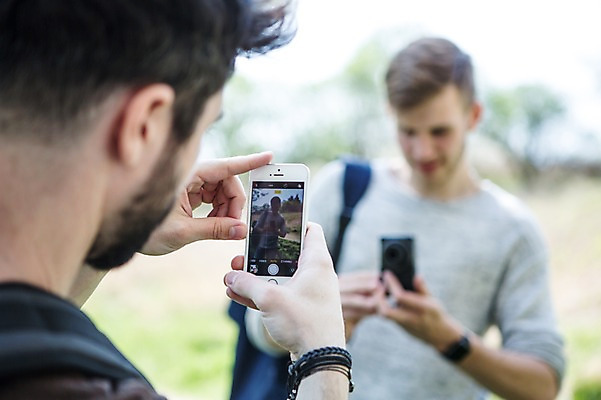 포토 JPG 주간 서양인 외국인 커플 남자 행복 사람 근접촬영 상반신 20대 성인 야외 두명 앞모습 뒷모습 스마트폰 카메라 사진촬영 다정 동성애자 성인남자만 국내포토 자연요소 감정 뷰포인트 컨셉 관계 인종 청년 전자제품 핸드폰 스마트기기 촬영 남자만 성인만 파일형식 성소수자