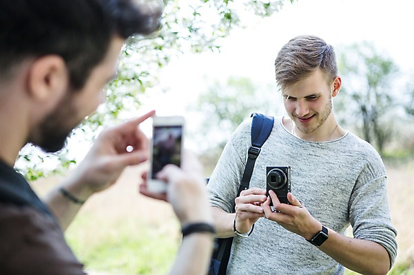 포토 JPG 주간 서양인 외국인 커플 응시 남자 행복 미소 사람 상반신 20대 성인 야외 두명 앞모습 뒷모습 스마트폰 카메라 사진촬영 다정 동성애자 성인남자만 국내포토 자연요소 시선 감정 뷰포인트 컨셉 관계 표정 인종 청년 전자제품 핸드폰 스마트기기 촬영 남자만 성인만 파일형식 성소수자