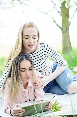 포토 JPG 주간 서양인 외국인 커플 응시 여자 행복 엎드리기 사람 앉기 잔디 상반신 20대 성인 야외 두명 옆모습 태블릿 소풍 다정 돗자리 동성애자 성인여자만 국내포토 자연요소 식물 시선 감정 뷰포인트 컨셉 관계 모션 인종 청년 전자제품 스마트기기 야외활동 여자만 성인만 파일형식 성소수자