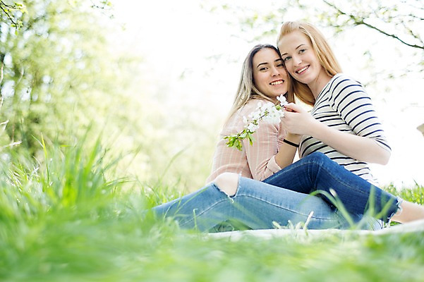 포토 JPG 주간 서양인 외국인 커플 응시 여자 꽃 행복 미소 사람 잔디 상반신 20대 성인 야외 두명 옆모습 소풍 손잡기 다정 돗자리 마주앉기 동성애자 성인여자만 국내포토 자연요소 식물 시선 감정 뷰포인트 컨셉 관계 모션 표정 앉기 인종 청년 야외활동 여자만 성인만 파일형식 성소수자