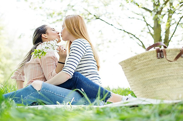 포토 JPG 주간 전신 서양인 외국인 커플 여자 행복 가방 키스 들기 사람 앉기 잔디 상반신 20대 성인 야외 두명 소풍 눈감음 다정 돗자리 마주앉기 동성애자 성인여자만 국내포토 자연요소 식물 잡화 감정 컨셉 관계 모션 인종 청년 야외활동 애정표현 여자만 성인만 파일형식 성소수자