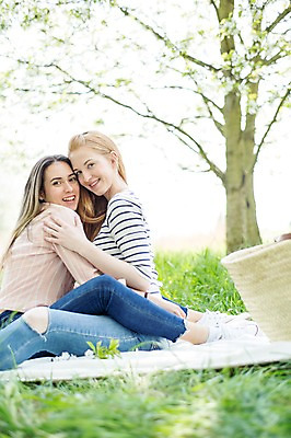 포토 JPG 주간 전신 서양인 외국인 커플 응시 여자 행복 안기 미소 사람 앉기 잔디 상반신 20대 성인 야외 두명 옆모습 소풍 다정 돗자리 동성애자 성인여자만 국내포토 자연요소 식물 시선 감정 뷰포인트 컨셉 관계 모션 표정 인종 청년 야외활동 여자만 성인만 파일형식 성소수자