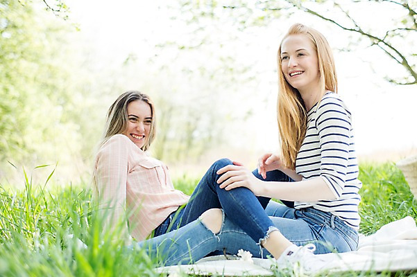 포토 JPG 주간 전신 서양인 외국인 커플 응시 여자 행복 웃음 사람 앉기 잔디 20대 성인 야외 두명 옆모습 다정 즐거움 동성애자 성인여자만 국내포토 자연요소 식물 시선 감정 뷰포인트 컨셉 관계 모션 표정 인종 청년 여자만 성인만 파일형식 성소수자