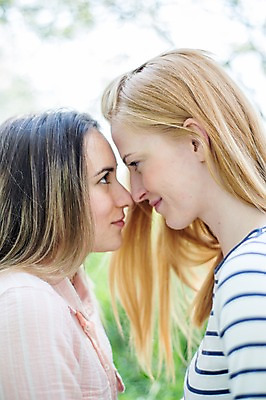 포토 JPG 주간 서양인 외국인 커플 응시 여자 행복 미소 사람 근접촬영 상반신 20대 성인 야외 두명 옆모습 마주보기 다정 맞대기 동성애자 성인여자만 국내포토 자연요소 시선 감정 뷰포인트 컨셉 관계 모션 표정 인종 청년 여자만 성인만 파일형식 성소수자