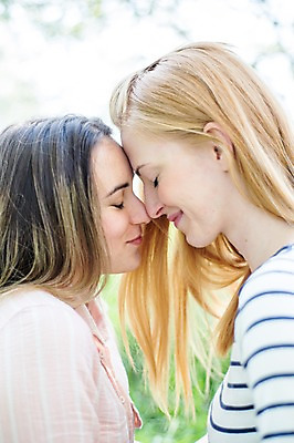 포토 JPG 주간 서양인 외국인 커플 여자 행복 미소 사람 근접촬영 상반신 20대 성인 야외 두명 옆모습 눈감음 다정 마주앉기 이마맞대기 동성애자 성인여자만 국내포토 자연요소 감정 뷰포인트 컨셉 관계 모션 표정 앉기 인종 청년 여자만 성인만 얼굴맞대기 파일형식 성소수자