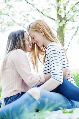 포토 JPG 주간 서양인 외국인 커플 여자 행복 허리손 안기 미소 사람 앉기 상반신 20대 성인 야외 두명 옆모습 눈감음 다정 마주앉기 맞대기 동성애자 성인여자만 국내포토 자연요소 감정 뷰포인트 포즈 컨셉 관계 모션 표정 인종 청년 여자만 성인만 파일형식 성소수자