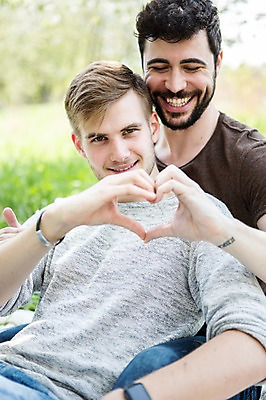 포토 JPG 주간 서양인 외국인 커플 응시 남자 행복 미소 웃음 사람 앉기 상반신 20대 성인 야외 두명 앞모습 기댐 다정 손하트 동성애자 성인남자만 국내포토 자연요소 시선 감정 뷰포인트 컨셉 관계 모션 표정 인종 손짓 청년 남자만 성인만 파일형식 성소수자