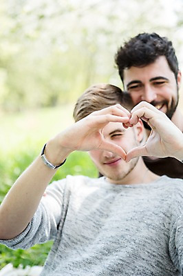 포토 JPG 주간 서양인 외국인 커플 남자 행복 미소 사람 근접촬영 상반신 20대 성인 야외 두명 앞모습 다정 손하트 동성애자 성인남자만 국내포토 자연요소 감정 뷰포인트 컨셉 관계 표정 인종 손짓 청년 남자만 성인만 파일형식 성소수자