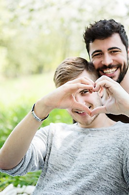 포토 JPG 주간 서양인 외국인 커플 남자 행복 미소 웃음 사람 근접촬영 상반신 20대 성인 야외 두명 앞모습 다정 손하트 동성애자 성인남자만 국내포토 자연요소 감정 뷰포인트 컨셉 관계 표정 인종 손짓 청년 남자만 성인만 파일형식 성소수자