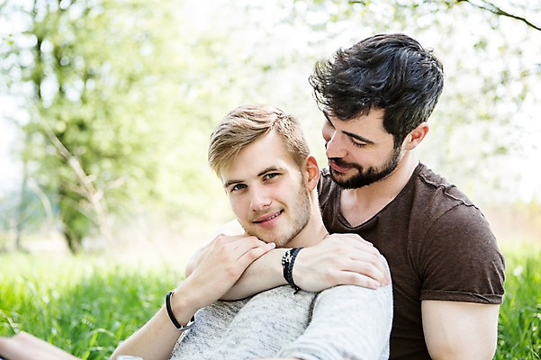 포토 JPG 주간 서양인 외국인 커플 응시 남자 행복 미소 사람 잔디 상반신 20대 성인 야외 두명 옆모습 다정 잡기 백허그 팔 동성애자 성인남자만 국내포토 자연요소 식물 시선 감정 뷰포인트 컨셉 관계 모션 포옹 표정 인종 청년 신체부위 남자만 성인만 파일형식 성소수자