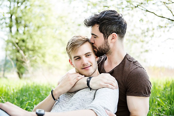 포토 JPG 주간 서양인 외국인 커플 응시 남자 행복 안기 키스 미소 사람 잔디 상반신 20대 성인 야외 두명 옆모습 다정 잡기 백허그 팔 동성애자 성인남자만 국내포토 자연요소 식물 시선 감정 뷰포인트 컨셉 관계 모션 포옹 표정 인종 청년 신체부위 애정표현 남자만 성인만 파일형식 성소수자