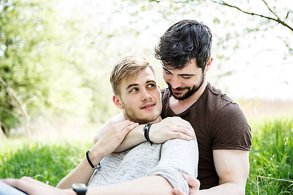 포토 JPG 주간 서양인 외국인 커플 응시 남자 행복 안기 미소 사람 잔디 20대 성인 야외 두명 앞모습 다정 잡기 백허그 팔 동성애자 성인남자만 국내포토 자연요소 식물 시선 감정 뷰포인트 컨셉 관계 모션 포옹 표정 인종 청년 신체부위 남자만 성인만 파일형식 성소수자