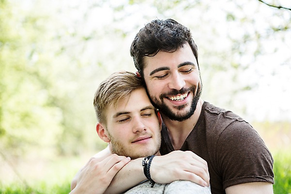 포토 JPG 주간 서양인 외국인 커플 남자 행복 안기 미소 사람 근접촬영 상반신 20대 성인 야외 두명 앞모습 눈감음 다정 백허그 동성애자 성인남자만 국내포토 자연요소 감정 뷰포인트 컨셉 관계 모션 포옹 표정 인종 청년 남자만 성인만 파일형식 성소수자