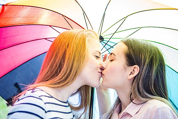 포토 JPG 주간 서양인 외국인 커플 응시 여자 행복 우산 키스 사람 근접촬영 상반신 20대 성인 야외 두명 옆모습 눈감음 다정 동성애자 성인여자만 국내포토 자연요소 시선 감정 뷰포인트 컨셉 관계 모션 인종 청년 애정표현 여자만 성인만 파일형식 성소수자