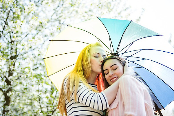 포토 JPG 주간 서양인 외국인 커플 여자 행복 로우앵글 우산 안기 키스 사람 상반신 20대 성인 야외 두명 옆모습 눈감음 다정 동성애자 성인여자만 국내포토 자연요소 감정 뷰포인트 컨셉 관계 모션 인종 청년 애정표현 여자만 성인만 파일형식 성소수자