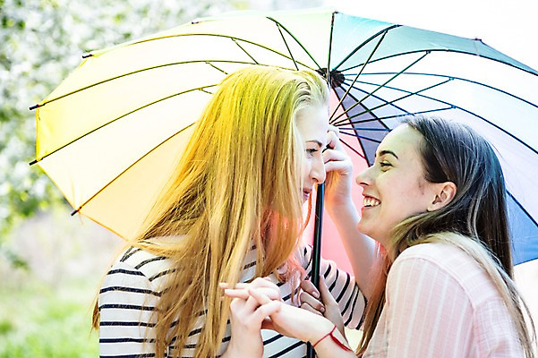 포토 JPG 주간 서양인 외국인 커플 여자 행복 우산 미소 웃음 들기 사람 상반신 20대 성인 야외 두명 옆모습 마주보기 손잡기 다정 동성애자 성인여자만 국내포토 자연요소 감정 뷰포인트 컨셉 관계 모션 표정 인종 청년 여자만 성인만 파일형식 성소수자