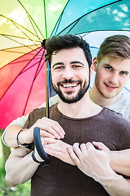포토 JPG 주간 서양인 외국인 커플 응시 남자 행복 우산 미소 웃음 사람 상반신 20대 성인 야외 두명 앞모습 다정 잡기 백허그 팔 동성애자 성인남자만 국내포토 자연요소 시선 감정 뷰포인트 컨셉 관계 모션 포옹 표정 인종 청년 신체부위 남자만 성인만 파일형식 성소수자