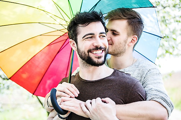 포토 JPG 주간 서양인 외국인 커플 응시 남자 행복 우산 키스 미소 웃음 사람 상반신 20대 성인 야외 두명 앞모습 다정 동성애자 성인남자만 국내포토 자연요소 시선 감정 뷰포인트 컨셉 관계 표정 인종 청년 애정표현 남자만 성인만 파일형식 성소수자