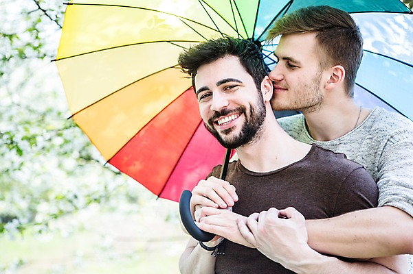 포토 JPG 주간 서양인 외국인 커플 응시 남자 행복 우산 안기 키스 미소 웃음 사람 상반신 20대 성인 야외 두명 앞모습 다정 백허그 동성애자 성인남자만 국내포토 자연요소 시선 감정 뷰포인트 컨셉 관계 모션 포옹 표정 인종 청년 애정표현 남자만 성인만 파일형식 성소수자