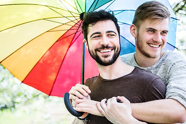 포토 JPG 주간 서양인 외국인 커플 응시 남자 행복 우산 웃음 사람 상반신 20대 성인 야외 두명 앞모습 다정 즐거움 백허그 동성애자 성인남자만 국내포토 자연요소 시선 감정 뷰포인트 컨셉 관계 포옹 표정 인종 청년 남자만 성인만 파일형식 성소수자