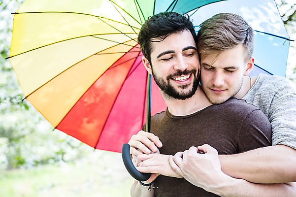 포토 JPG 주간 서양인 외국인 커플 남자 행복 우산 미소 사람 상반신 20대 성인 야외 두명 앞모습 기댐 다정 잡기 백허그 팔 동성애자 성인남자만 국내포토 자연요소 감정 뷰포인트 컨셉 관계 모션 포옹 표정 인종 청년 신체부위 남자만 성인만 파일형식 성소수자
