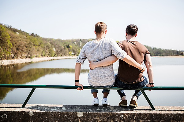 포토 JPG 주간 전신 서양인 외국인 커플 응시 남자 행복 허리손 난간 사람 앉기 20대 성인 야외 두명 뒷모습 강 다정 동성애자 성인남자만 국내포토 자연요소 시선 감정 뷰포인트 포즈 컨셉 관계 모션 인종 청년 남자만 성인만 파일형식 성소수자