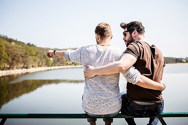 포토 JPG 주간 서양인 외국인 커플 응시 남자 행복 허리손 난간 안기 사람 앉기 상반신 20대 성인 야외 두명 뒷모습 강 선글라스 다정 가리킴 동성애자 성인남자만 국내포토 자연요소 시선 감정 안경 뷰포인트 포즈 컨셉 관계 모션 인종 손짓 청년 남자만 성인만 파일형식 성소수자