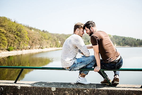 포토 JPG 주간 전신 서양인 외국인 커플 남자 행복 난간 미소 사람 앉기 20대 성인 야외 두명 옆모습 뒷모습 강 눈감음 다정 잡기 이마맞대기 동성애자 성인남자만 국내포토 자연요소 감정 뷰포인트 컨셉 관계 모션 표정 인종 청년 남자만 성인만 얼굴맞대기 파일형식 성소수자