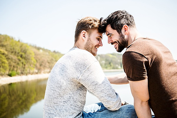 포토 JPG 주간 서양인 외국인 커플 남자 행복 미소 웃음 사람 앉기 상반신 20대 성인 야외 두명 옆모습 강 눈감음 다정 이마맞대기 동성애자 성인남자만 국내포토 자연요소 감정 뷰포인트 컨셉 관계 모션 표정 인종 청년 남자만 성인만 얼굴맞대기 파일형식 성소수자