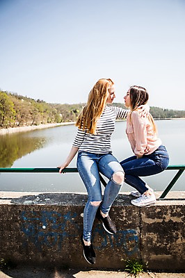 포토 JPG 주간 전신 서양인 외국인 커플 응시 여자 행복 난간 사람 앉기 20대 성인 야외 두명 앞모습 옆모습 강 마주보기 화목 다정 동성애자 성인여자만 어깨에손 국내포토 자연요소 시선 감정 뷰포인트 컨셉 관계 모션 인종 청년 여자만 성인만 파일형식 성소수자