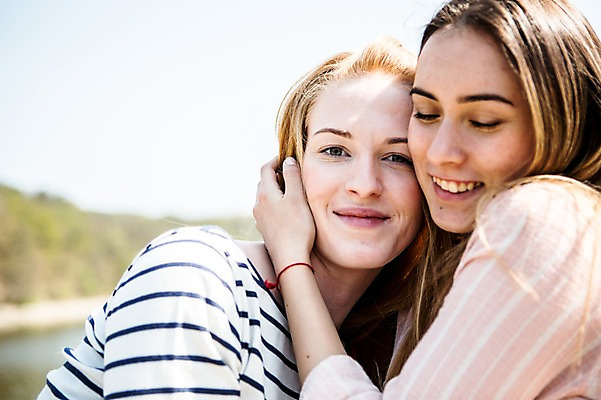 포토 JPG 주간 서양인 외국인 커플 응시 여자 행복 안기 미소 사람 근접촬영 상반신 20대 성인 야외 두명 옆모습 기댐 다정 어깨 동성애자 성인여자만 국내포토 자연요소 시선 감정 뷰포인트 컨셉 관계 모션 표정 인종 청년 신체부위 여자만 성인만 파일형식 성소수자