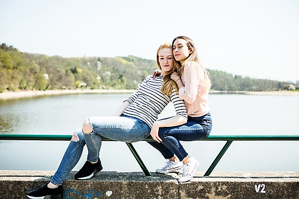 포토 JPG 주간 전신 서양인 외국인 커플 응시 여자 행복 난간 사람 앉기 20대 성인 야외 두명 옆모습 강 눈감음 기댐 다정 동성애자 성인여자만 국내포토 자연요소 시선 감정 뷰포인트 컨셉 관계 모션 인종 청년 여자만 성인만 파일형식 성소수자