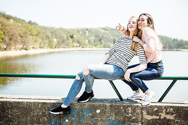 포토 JPG 주간 전신 서양인 외국인 커플 응시 여자 행복 난간 미소 사람 앉기 20대 성인 야외 두명 옆모습 강 기댐 다정 가리킴 동성애자 성인여자만 국내포토 자연요소 시선 감정 뷰포인트 컨셉 관계 모션 표정 인종 손짓 청년 여자만 성인만 파일형식 성소수자