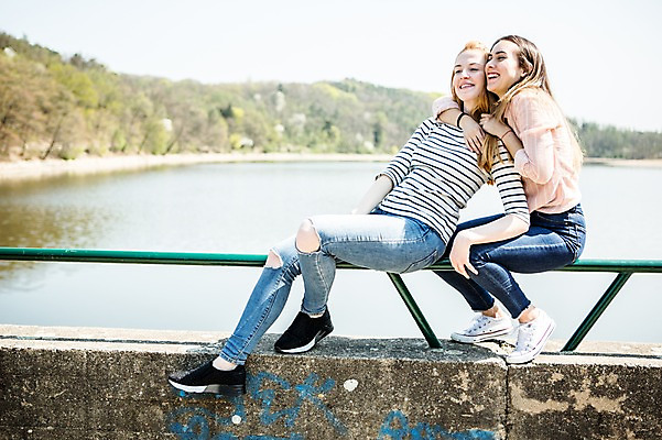 포토 JPG 주간 전신 서양인 외국인 커플 응시 여자 행복 난간 안기 미소 사람 앉기 20대 성인 야외 두명 옆모습 강 기댐 다정 백허그 동성애자 성인여자만 국내포토 자연요소 시선 감정 뷰포인트 컨셉 관계 모션 포옹 표정 인종 청년 여자만 성인만 파일형식 성소수자