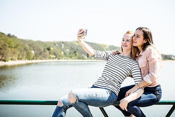 포토 JPG 주간 서양인 외국인 커플 응시 여자 행복 난간 미소 사람 앉기 상반신 20대 성인 야외 두명 옆모습 스마트폰 강 기댐 다정 셀프카메라 동성애자 성인여자만 국내포토 자연요소 시선 감정 뷰포인트 컨셉 관계 모션 표정 인종 청년 핸드폰 스마트기기 사진촬영 여자만 성인만 파일형식 성소수자