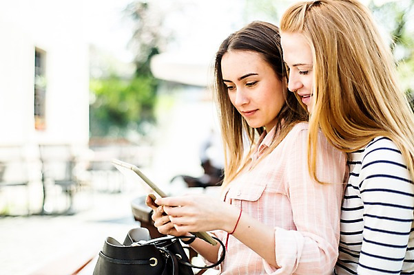포토 JPG 주간 서양인 외국인 커플 응시 여자 행복 가방 미소 들기 사람 상반신 20대 성인 야외 두명 옆모습 태블릿 다정 동성애자 성인여자만 국내포토 자연요소 시선 잡화 감정 뷰포인트 컨셉 관계 모션 표정 인종 청년 전자제품 스마트기기 여자만 성인만 파일형식 성소수자