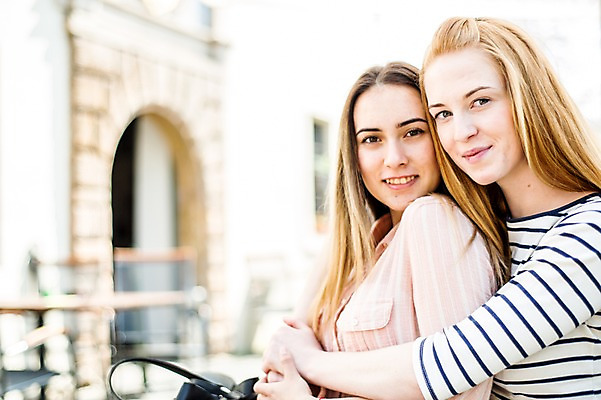 포토 JPG 주간 서양인 외국인 커플 응시 여자 행복 안기 미소 사람 근접촬영 상반신 20대 성인 야외 두명 옆모습 다정 백허그 동성애자 성인여자만 국내포토 자연요소 시선 감정 뷰포인트 컨셉 관계 모션 포옹 표정 인종 청년 여자만 성인만 파일형식 성소수자