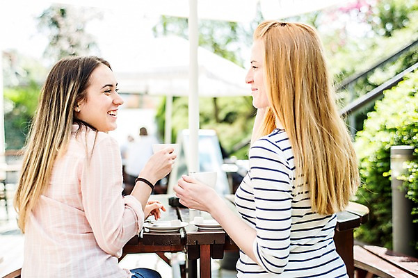 포토 JPG 주간 서양인 외국인 커플 응시 여자 행복 미소 들기 사람 상반신 20대 성인 야외 두명 뒷모습 마주보기 다정 마시기 파라솔 커피잔 동성애자 성인여자만 국내포토 자연요소 시선 감정 커피 뷰포인트 컨셉 관계 모션 잔 표정 인종 청년 여자만 성인만 파일형식 성소수자