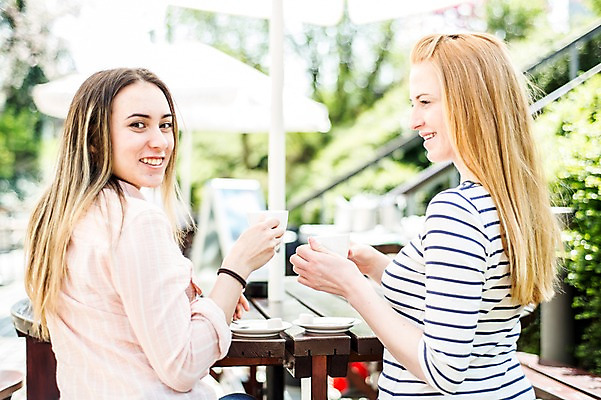 포토 JPG 주간 서양인 외국인 커플 응시 여자 행복 미소 들기 사람 앉기 상반신 20대 성인 야외 두명 뒷모습 다정 마시기 파라솔 뒤돌아보기 커피잔 동성애자 성인여자만 국내포토 자연요소 시선 감정 커피 뷰포인트 컨셉 관계 모션 잔 표정 인종 청년 여자만 성인만 파일형식 성소수자