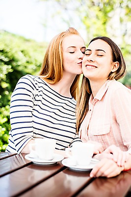 포토 JPG 주간 서양인 외국인 커플 여자 행복 키스 미소 사람 상반신 20대 성인 야외 두명 앞모습 눈감음 다정 마시기 볼 커피잔 동성애자 성인여자만 국내포토 자연요소 감정 커피 뷰포인트 컨셉 관계 모션 잔 표정 인종 청년 신체부위 애정표현 여자만 성인만 파일형식 성소수자