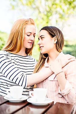 포토 JPG 주간 서양인 외국인 커플 응시 여자 행복 미소 사람 앉기 상반신 20대 성인 야외 두명 앞모습 눈감음 다정 커피잔 동성애자 성인여자만 어깨에손 국내포토 자연요소 시선 감정 커피 뷰포인트 컨셉 관계 모션 잔 표정 인종 청년 여자만 성인만 파일형식 성소수자