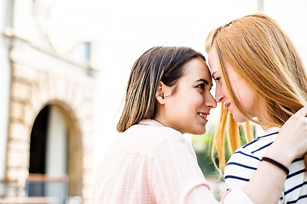 포토 JPG 주간 서양인 외국인 커플 응시 여자 행복 미소 사람 앉기 상반신 20대 성인 야외 두명 옆모습 머리카락 마주보기 다정 만지기 이마맞대기 동성애자 성인여자만 국내포토 자연요소 시선 감정 뷰포인트 컨셉 관계 모션 표정 인종 청년 머리 여자만 성인만 얼굴맞대기 파일형식 성소수자