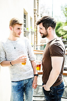 포토 JPG 주간 서양인 외국인 커플 응시 남자 행복 벽 서기 미소 들기 사람 상반신 20대 성인 야외 두명 앞모습 옆모습 마주보기 기댐 다정 주머니손 맥주잔 동성애자 성인남자만 국내포토 자연요소 시선 감정 뷰포인트 컨셉 술잔 관계 모션 표정 인종 청년 남자만 성인만 파일형식 성소수자