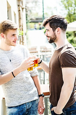 포토 JPG 주간 서양인 외국인 커플 응시 남자 행복 벽 미소 들기 사람 상반신 20대 성인 야외 두명 앞모습 옆모습 마주보기 기댐 다정 건배 주머니손 맥주잔 동성애자 성인남자만 국내포토 자연요소 시선 감정 뷰포인트 컨셉 술잔 관계 모션 표정 인종 청년 남자만 성인만 파일형식 성소수자