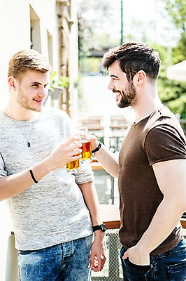 포토 JPG 주간 서양인 외국인 커플 응시 남자 행복 벽 대화 서기 미소 사람 상반신 20대 성인 야외 두명 앞모습 옆모습 기댐 다정 건배 주머니손 맥주잔 동성애자 성인남자만 국내포토 자연요소 시선 감정 뷰포인트 컨셉 술잔 관계 모션 표정 말하기 인종 청년 남자만 성인만 파일형식 성소수자