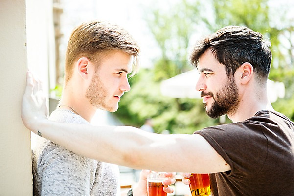 포토 JPG 주간 서양인 외국인 커플 응시 남자 행복 벽 들기 사람 상반신 20대 성인 야외 두명 옆모습 마주보기 기댐 다정 파라솔 밀기 맥주잔 동성애자 성인남자만 국내포토 자연요소 시선 감정 뷰포인트 컨셉 술잔 관계 모션 인종 청년 남자만 성인만 파일형식 성소수자