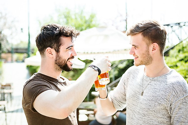 포토 JPG 주간 서양인 외국인 커플 남자 행복 맥주 미소 웃음 사람 상반신 20대 성인 야외 두명 옆모습 마주보기 다정 파라솔 건배 동성애자 성인남자만 국내포토 자연요소 감정 뷰포인트 컨셉 관계 모션 주류 표정 인종 청년 남자만 성인만 파일형식 성소수자