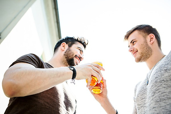 포토 JPG 주간 서양인 외국인 커플 응시 남자 행복 로우앵글 미소 사람 상반신 20대 성인 야외 두명 건물 옆모습 마주보기 다정 건배 맥주잔 동성애자 성인남자만 국내포토 자연요소 건축물 시선 감정 뷰포인트 컨셉 술잔 관계 모션 표정 인종 청년 남자만 성인만 파일형식 성소수자