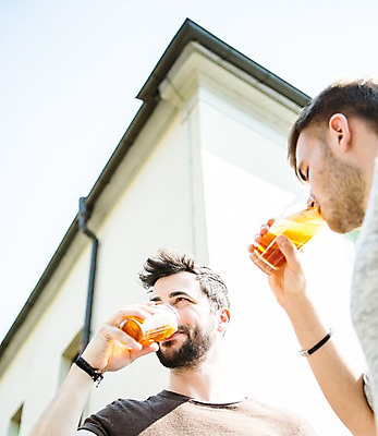 포토 JPG 주간 서양인 외국인 커플 응시 남자 행복 음료 로우앵글 맥주 사람 상반신 20대 성인 야외 두명 건물 앞모습 옆모습 다정 마시기 동성애자 성인남자만 국내포토 자연요소 건축물 시선 감정 뷰포인트 컨셉 관계 모션 주류 인종 청년 남자만 성인만 파일형식 성소수자