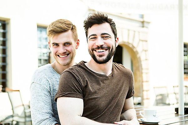 포토 JPG 주간 서양인 외국인 커플 응시 남자 행복 미소 웃음 사람 앉기 상반신 20대 성인 야외 두명 옆모습 다정 찻잔 백허그 동성애자 성인남자만 국내포토 자연요소 시선 감정 뷰포인트 컨셉 관계 모션 포옹 잔 표정 인종 청년 남자만 성인만 파일형식 성소수자